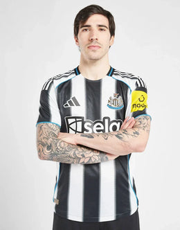 Newcastle United 2025/26 — Thuistenue